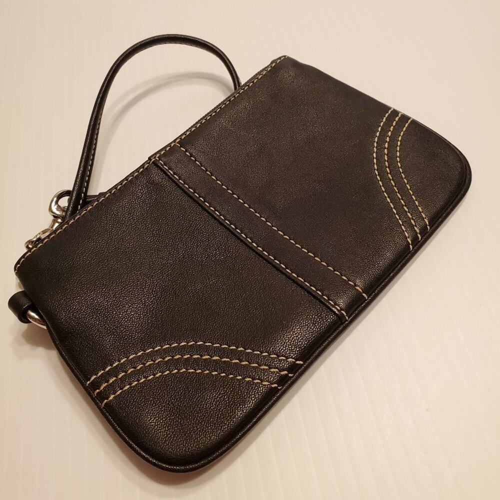 Black leather coach wristlet. Pre-owned, perfect shape. Size 6.5"x4"